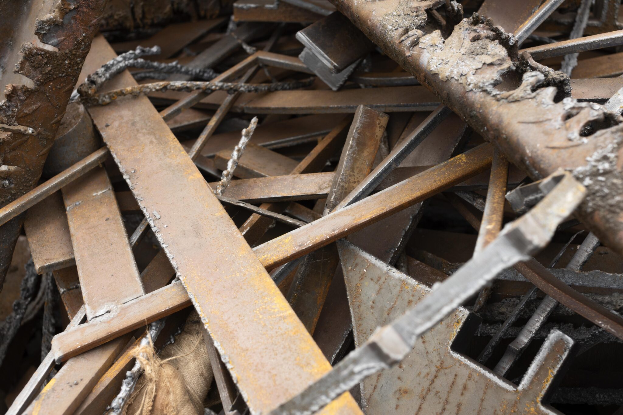 Chaotic pile of rusty metal scraps